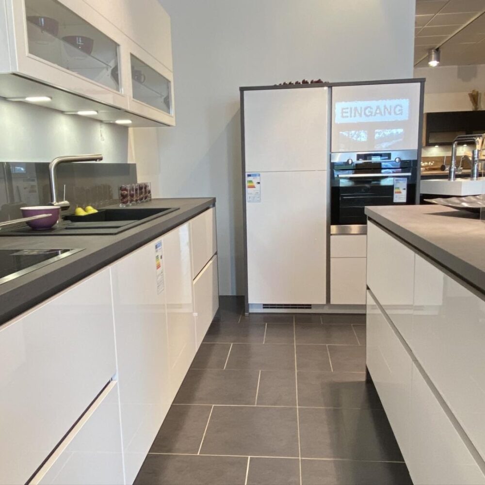 Weißer Küchentraum mit Insel