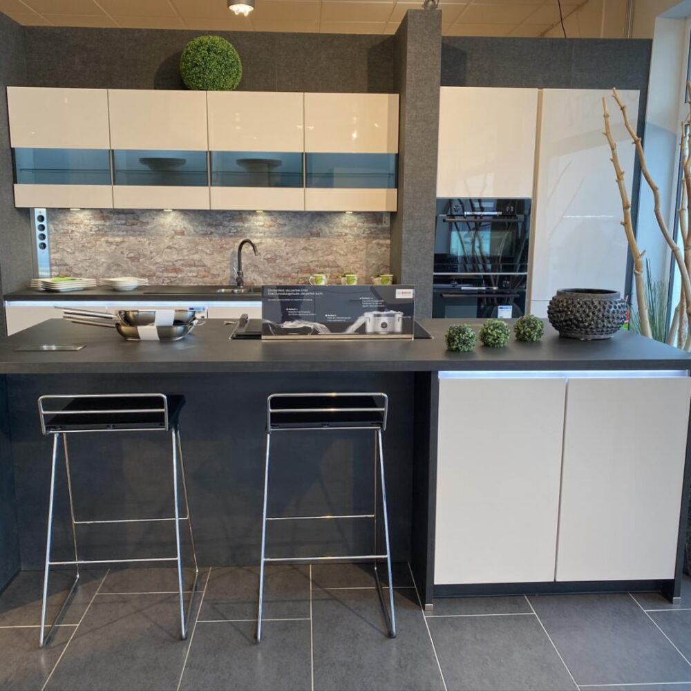 Designerstück mit Insel in Seidengrau HG, Backofen mit Dampfstoßfunktion, und Kochfeldabzug